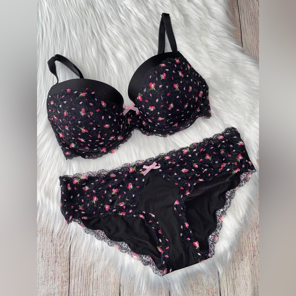 Never worn Victoria Secret set bra size 32DD bottoms size small